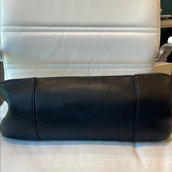 Gorgeous Tory Burch Robinson Tote in Black - Picture 8 of 10